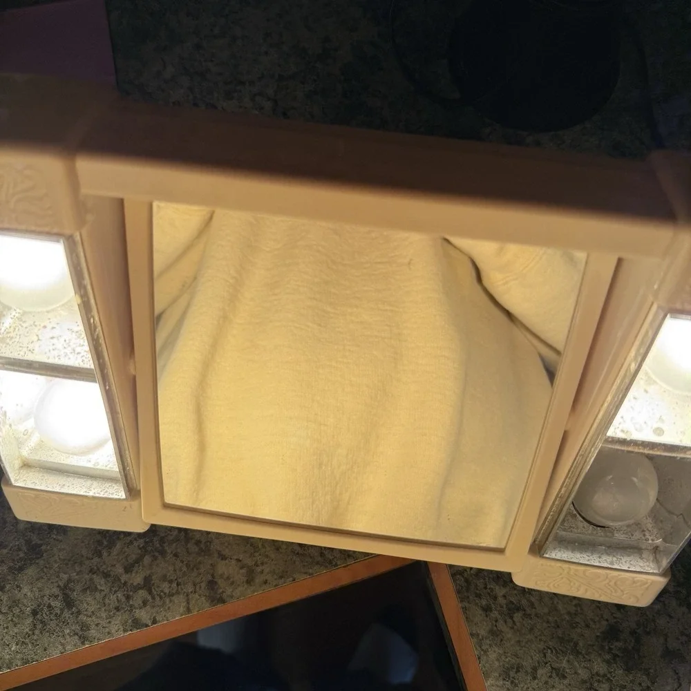 Windmere  Lighted Beige Vintage Tabletop Make-up Mirror Rectangular